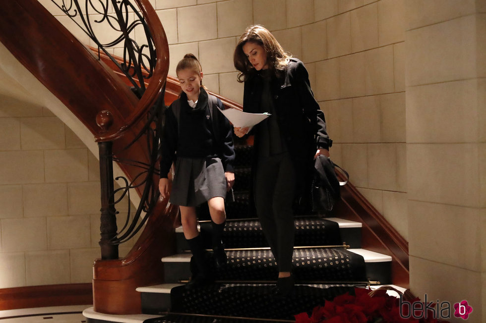 La Reina Letizia y la Infanta Sofía bajan las escaleras de su residencia antes de ir al colegio