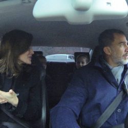 Los Reyes Felipe y Letizia y sus hijas Leonor y Sofía hablando en el coche