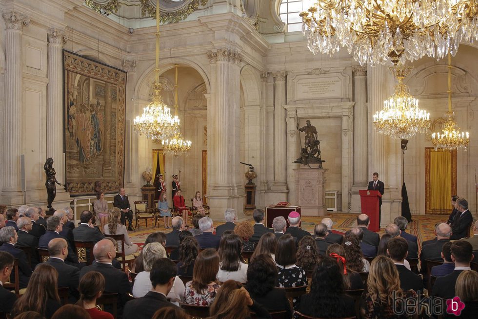 El Rey Felipe dando un discurso ante la Familia Real y los invitados a la entrega del Toisón de Oro a la Princesa Leonor