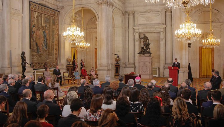 El Rey Felipe dando un discurso ante la Familia Real y los invitados a la entrega del Toisón de Oro a la Princesa Leonor