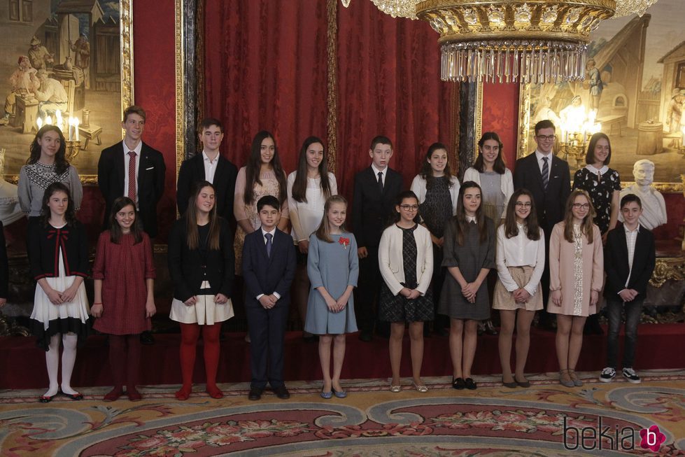 La Princesa Leonor con 20 escolares de España en la entrega del Toisón de Oro que le impuso el Rey Felipe