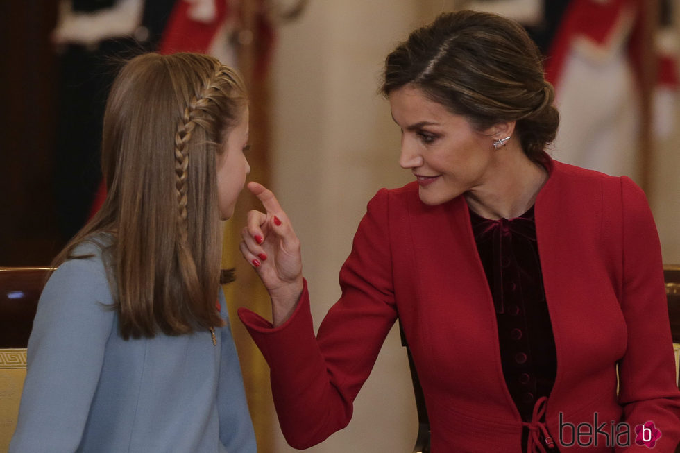 La Reina Letizia hace un gesto cariñoso a la Princesa Leonor en la entrega del Toisón de Oro