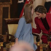 La Princesa Leonor habla con la Reina Letizia en la entrega del Toisón de Oro