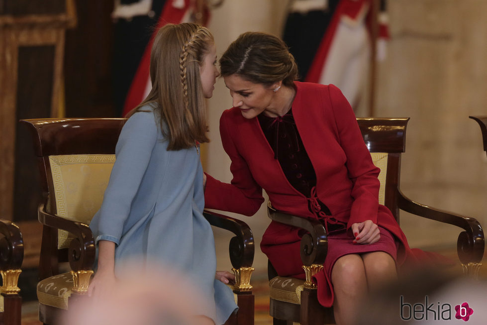La Princesa Leonor habla con la Reina Letizia en la entrega del Toisón de Oro