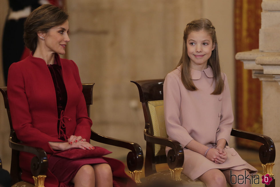 La Reina Letizia y la Infanta Sofía en la entrega del Toisón de Oro a la Princesa Leonor