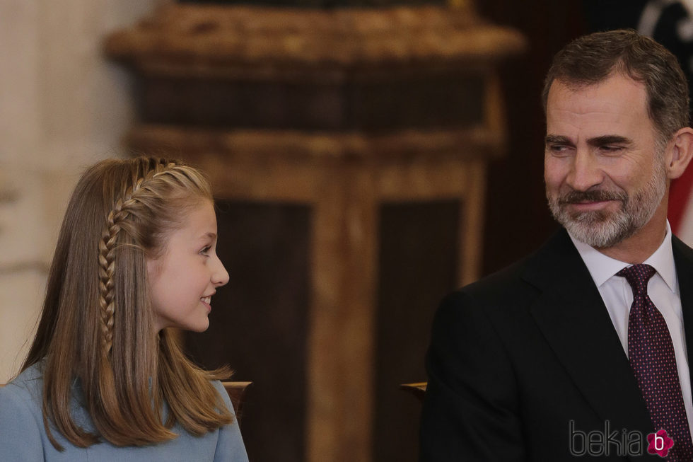 El Rey Felipe y la Princesa Leonor se miran con cariño en la entrega del Toisón de Oro