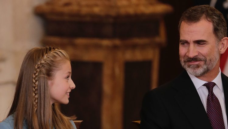 El Rey Felipe y la Princesa Leonor se miran con cariño en la entrega del Toisón de Oro