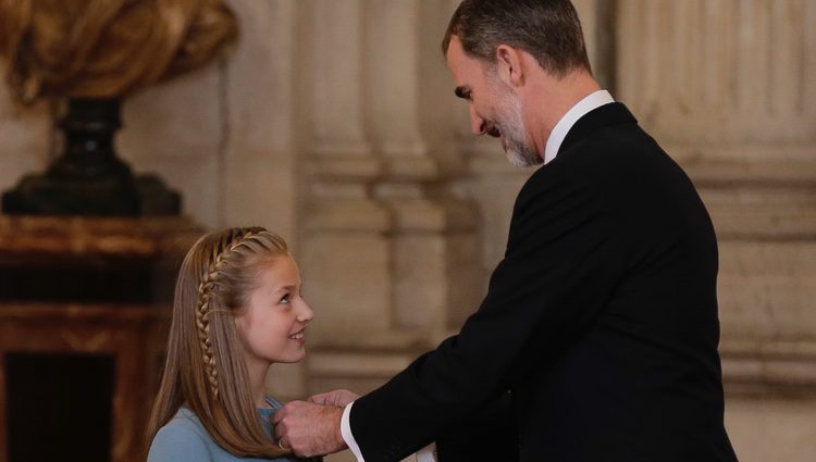 El Rey Felipe impone a la Princesa Leonor el Toisón de Oro