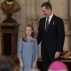 El Rey Felipe junto a la Princesa Leonor tras imponerle el Toisón de Oro