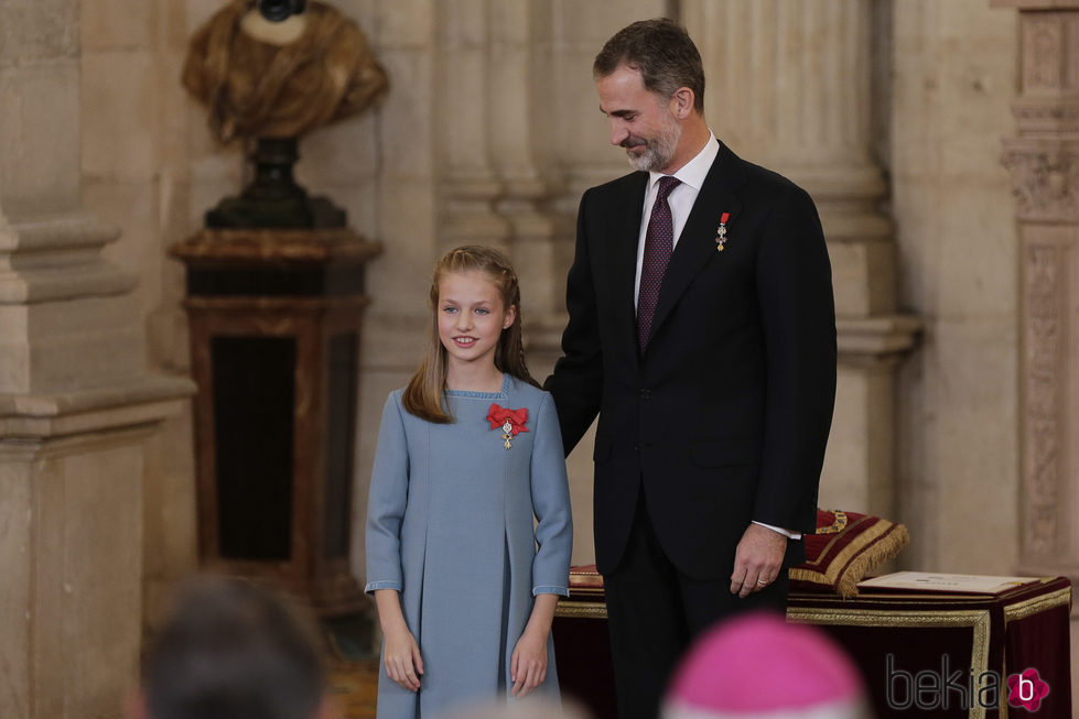 El Rey Felipe junto a la Princesa Leonor tras imponerle el Toisón de Oro
