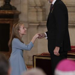 La Princesa Leonor hace la reverencia al Rey Felipe en la entrega del Toisón de Oro