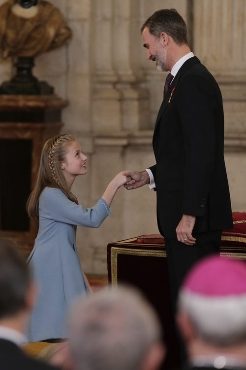 La Princesa Leonor hace la reverencia al Rey Felipe en la entrega del Toisón de Oro