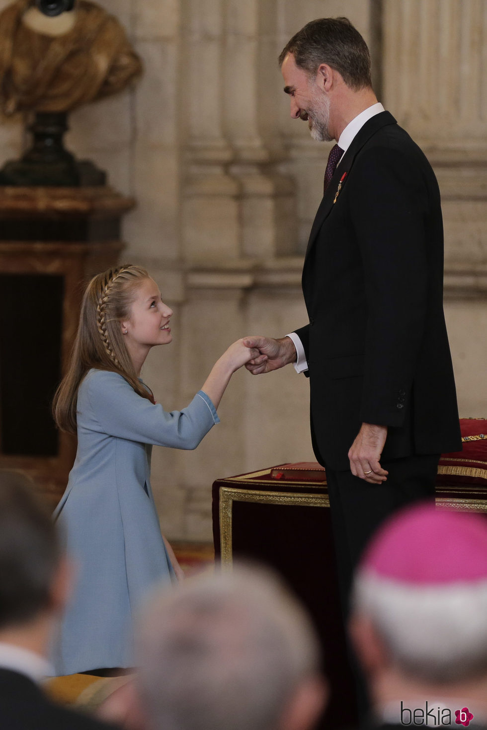 La Princesa Leonor hace la reverencia al Rey Felipe en la entrega del Toisón de Oro