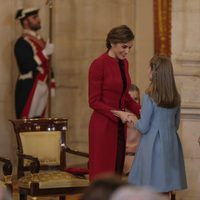 La Reina Letizia felicita a la Princesa Leonor tras recibir el Toisón de Oro