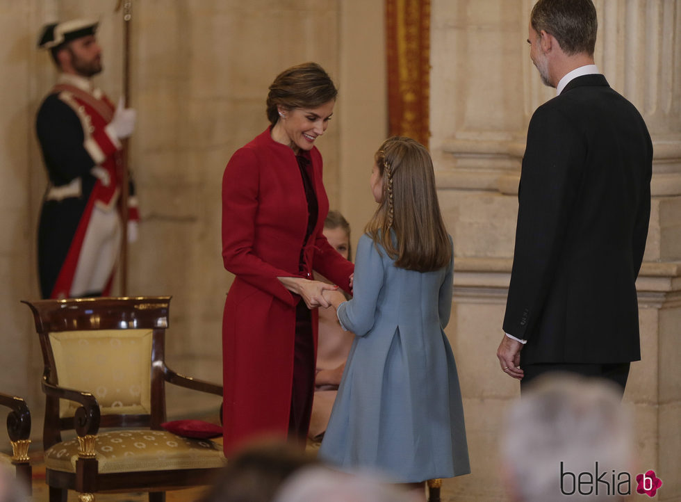 La Reina Letizia felicita a la Princesa Leonor tras recibir el Toisón de Oro