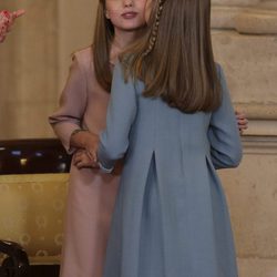 La Princesa Leonor besa a la Infanta Sofía tras recibir el Toisón de Oro