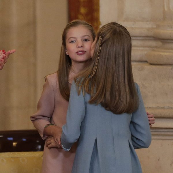 la princesa leonor besa a la infanta sofía tras recibir el toisón de