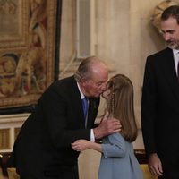 La Princesa Leonor besa al Rey Juan Carlos junto al Rey Felipe en la entrega del Toisón de Oro