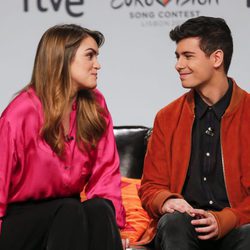 Alfred y Amaia charlando en la primera rueda de prensa de Eurovisión 2018