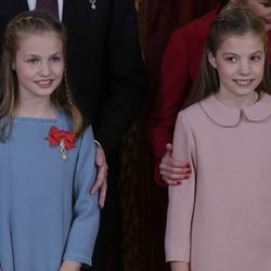La Princesa Leonor con la Infanta Sofía tras recibir el Toisón de Oro