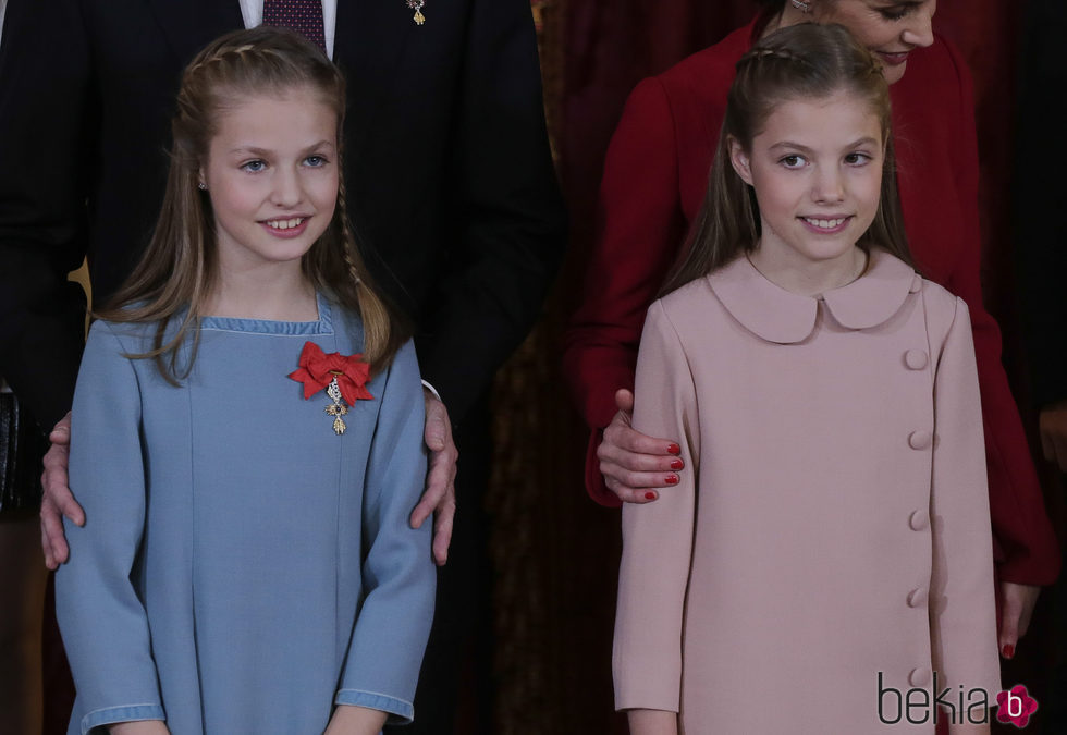 La Princesa Leonor con la Infanta Sofía tras recibir el Toisón de Oro