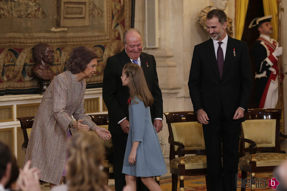 La Princesa Leonor saluda a la Reina Sofía junto a los Reyes Juan Carlos y Felipe tras recibir el Toisón de Oro