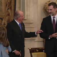 El Rey Juan Carlos y el Rey Felipe en la entrega del Toisón de Oro a la Princesa Leonor