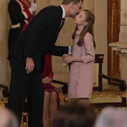 El Rey Felipe besa a la Infanta Sofía en la entrega del Toisón de Oro a la Princesa Leonor