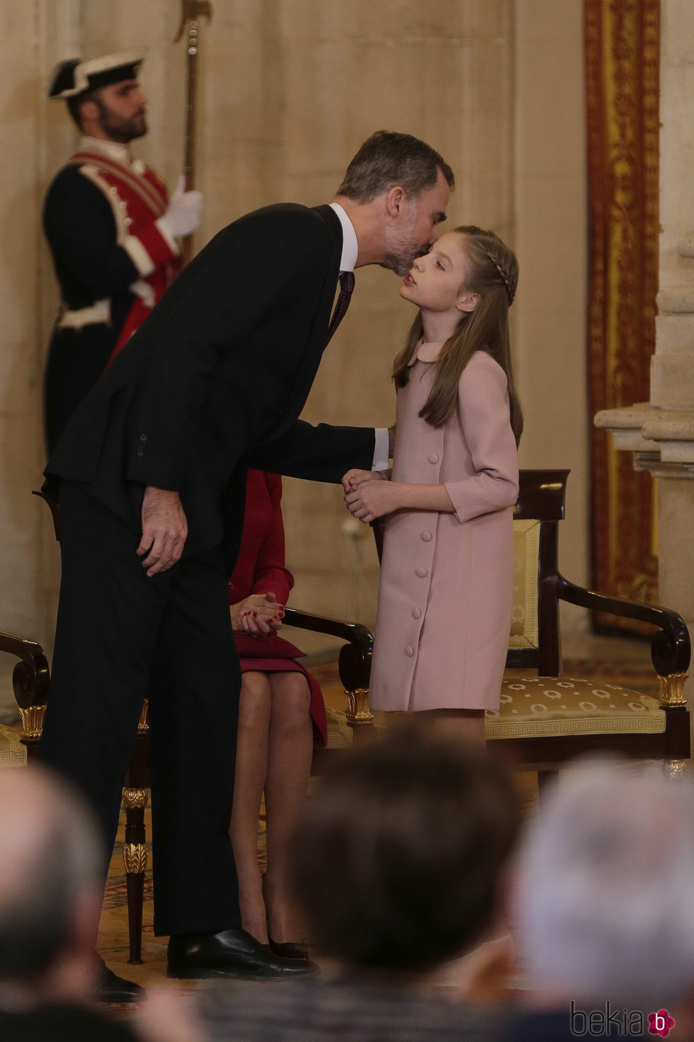 El Rey Felipe besa a la Infanta Sofía en la entrega del Toisón de Oro a la Princesa Leonor