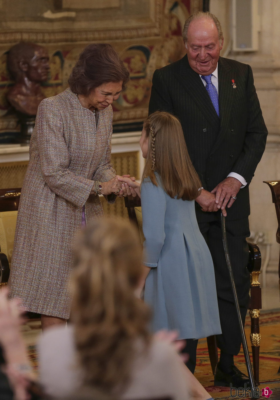 La Princesa Leonor con los Reyes Juan Carlos y Sofía tras recibir el Toisón de Oro