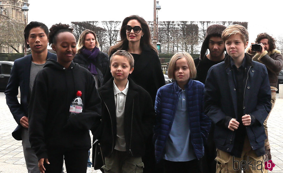 Angelina Jolie con todos sus hijos dando un paseo por París
