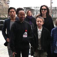 Angelina Jolie con todos sus hijos dando un paseo por París