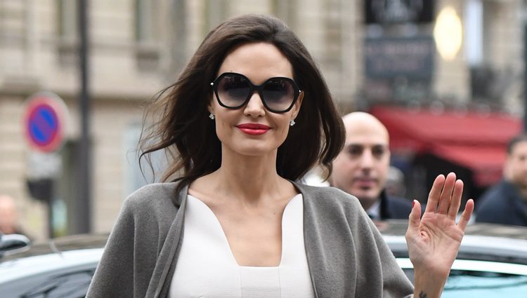 Angelina Jolie muy sonriente paseando por París