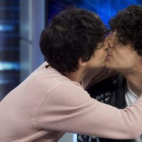 Javier Calvo y Javier Ambrossi se besan en 'El Hormiguero'