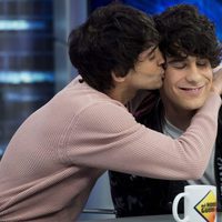 Javier Ambrossi besa cariñosamente a Javier Calvo en 'El Hormiguero'