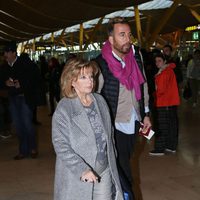 María Teresa Campos y Raúl Prieto llegando al aropuerto para grabar 'Las Campos' en Argentina y Chile