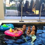 Cristiano Ronaldo y Georgina Rodríguez dándose un chapuzón con Mateo y Eva