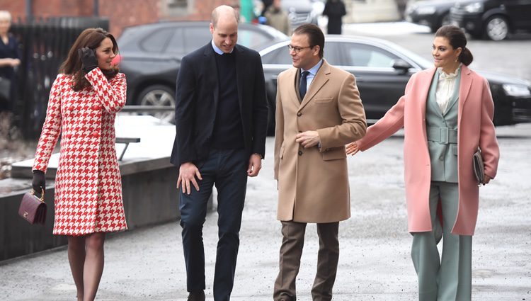 Victoria y Daniel de Suecia con los Duques de Cambridge charlando camino a Matteusskolanschool