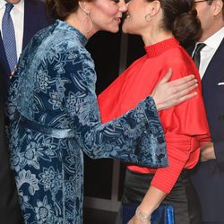 Kate Middleton besa a Victoria de Suecia en un acto oficial en Estocolmo