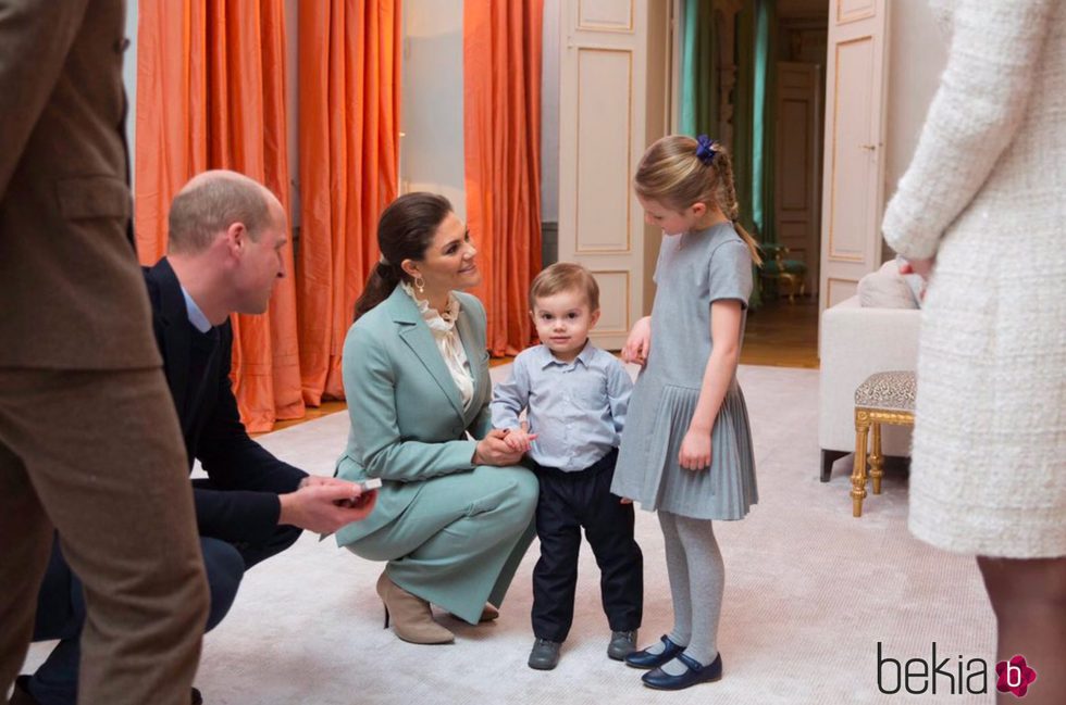 El Príncipe Guillermo con Victoria de Suecia y sus hijos Estela y Oscar en el Palacio de Haga
