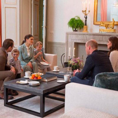 Los Duques de Cambridge tomando el té con Victoria y Daniel de Suecia y sus hijos Estela y Oscar