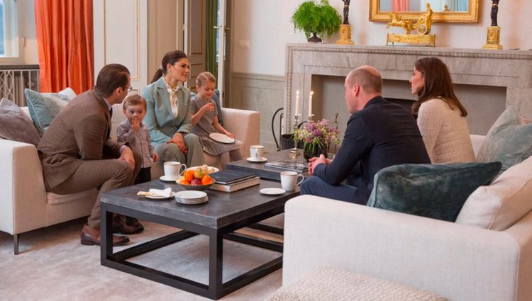Los Duques de Cambridge tomando el té con Victoria y Daniel de Suecia y sus hijos Estela y Oscar