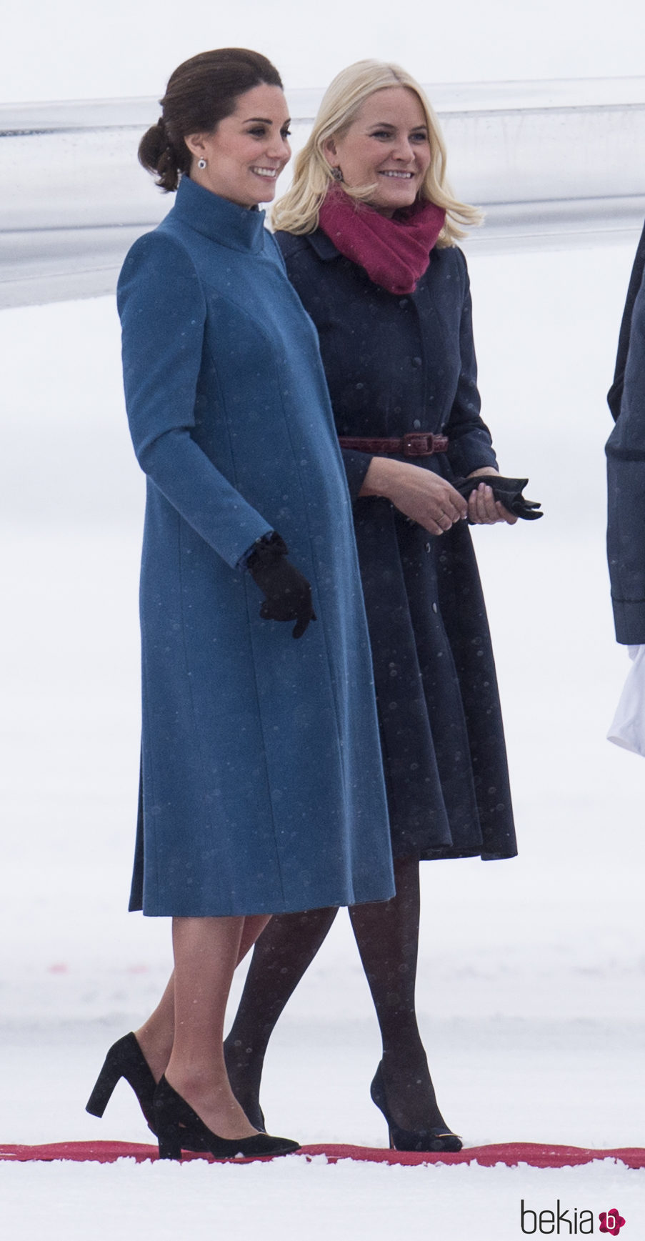 Mette-Marit de Noruega recibe a Kate Middleton a su llegada a Oslo