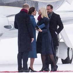 Mette-Marit de Noruega y Kate Middleton se saludan junto a Haakon de Noruega y el Príncipe Guillermo