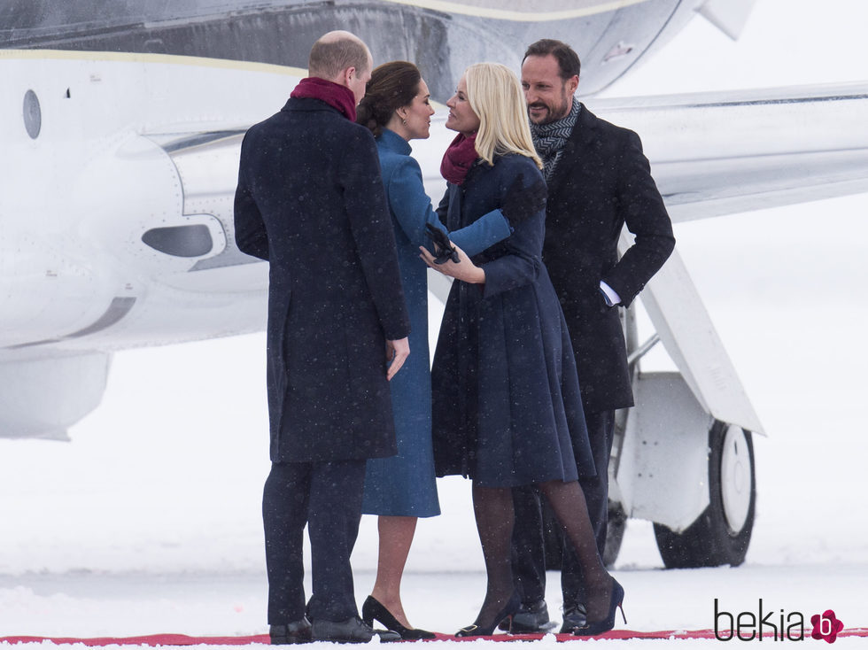 Mette-Marit de Noruega y Kate Middleton se saludan junto a Haakon de Noruega y el Príncipe Guillermo