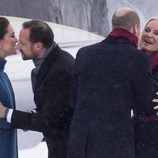 Kate Middleton saluda a Haakon de Noruega y el Príncipe Guillermo saluda a Mette-Marit de Noruega