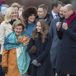 La Reina Sonia, la Princesa Ingrid Alexandra y Haakon y Mette-Marit de Noruega con los Duques de Cambridge