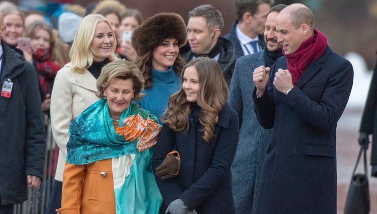 La Reina Sonia, la Princesa Ingrid Alexandra y Haakon y Mette-Marit de Noruega con los Duques de Cambridge