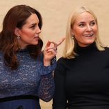 Kate Middleton hablando con Mette-Marit de Noruega durante su visita oficial a Noruega