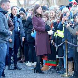 Kate Middleton charla con unos ciudadanos en su visita al colegio donde se graba la serie 'Skam'